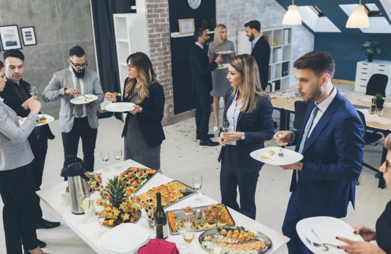 osoby na&nbsp;bankiecie