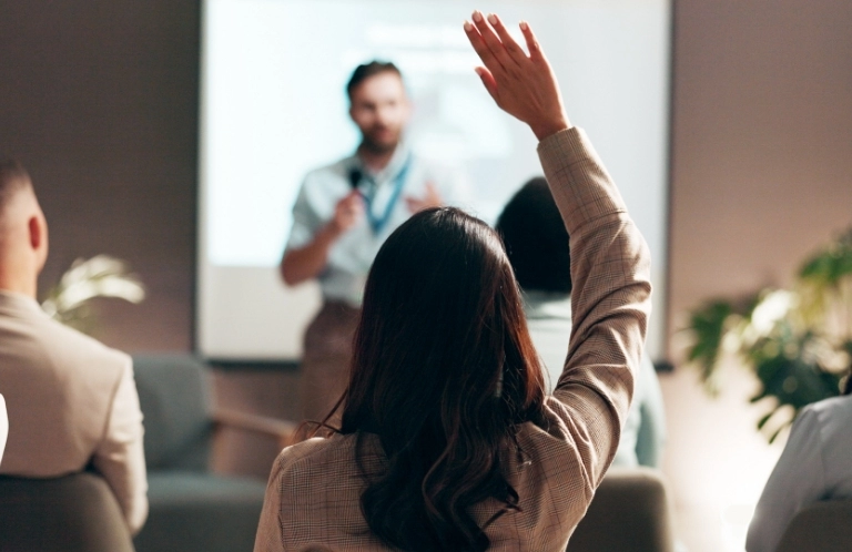 uniesiona ręka kobiety